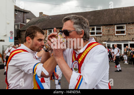 Mad Jack's Morris Men effectuer à la Lewes Folk Festival 2016, Lewes, dans le Sussex, UK Banque D'Images