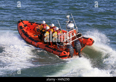 La RNLI Looe avec un équipage de 4 à Looe Bay tester les capacités de leurs nouveaux Atlantic 85 B-894 'Sheila et Dennis Langue II' Banque D'Images