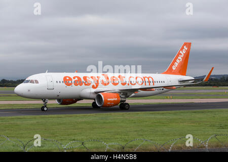 Airbus A320-214 d'EasyJet à l'aéroport de Manchester Ringways Banque D'Images