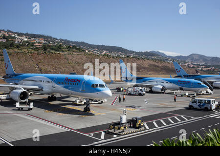 Thomson Airways Boeing 757- 200 à l'aéroport de Manchester Ringways Banque D'Images