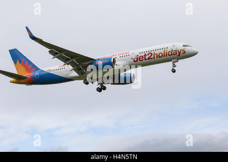 Boeing 757-23Vacances Jet2 N qui décolle de l'aéroport de Leeds Bradford Banque D'Images