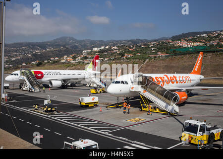 Eastjet & TAP Portugal Airlines avions A320 à l'aéroport de Madère, Funchal Banque D'Images