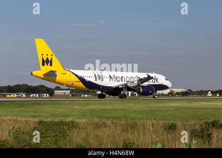 Monarch Airlines un avion Airbus A320 à l'aéroport de Leeds Bradford Banque D'Images