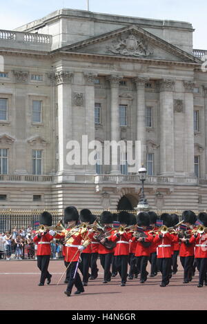 Londres, Royaume-Uni ; la bande de la marches Grenadier Guards passé Buckingham Palace lors de la célèbre cérémonie de la relève de la Garde Banque D'Images