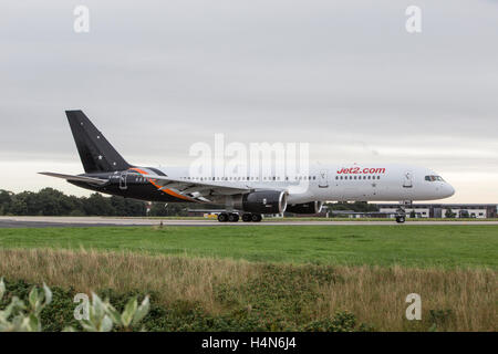 Jet@.Com Boeing 757-256 de taxi à l'aéroport de Leeds Bradford. Sur un bail de Titan Airways Banque D'Images