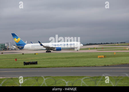 Boeing 767-300 exploité par Thomas Cook Airlines à l'aéroport de Manchester Ringways Banque D'Images