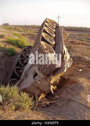 9 juillet 2003 un Irakien T62 de fabrication soviétique se trouve sur le côté du réservoir, à la sortie de l'autoroute 1, à une trentaine de kilomètres au nord de Bagdad, Iraq. Banque D'Images