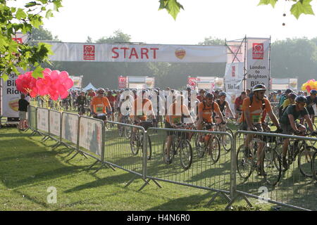 Les cyclistes amateurs laisser Clapham Common à Londres au début de l'assemblée annuelle de Londres Brighton charity cycle ride Banque D'Images