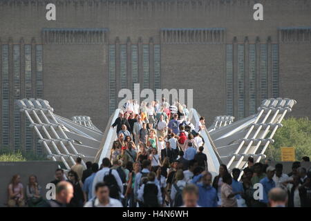 Vue au téléobjectif de London's Millennium Bridge. Vue depuis le nord montrant la Tate Modern Gallery à l'arrière-plan Banque D'Images