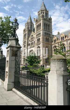 Façade et entrée au Musée d'Histoire Naturelle de Londres conçu dans le style roman par Alfred Waterhouse Banque D'Images