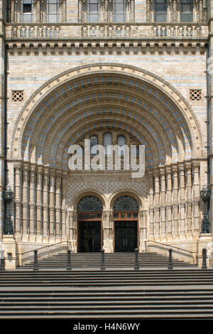 Photo de l'entrée symétrique pour le Muséum d'Histoire Naturelle de Londres conçu dans le style roman par Alfred Waterhouse Banque D'Images