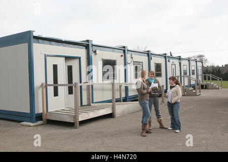 Sixième forme élèves chat à l'extérieur d'un bloc de classe modulaire temporaire, à une école secondaire dans la région de Norfolk, UK Banque D'Images