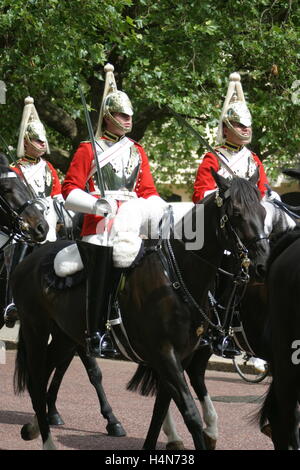 Les membres de la Household Cavalry regiment en tenue de cérémonie monter à cheval sur le Mall, près de Buckingham Palace, Londres Banque D'Images