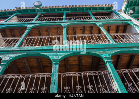 Détail de balcons typiques de la XIX siècle, situé dans la place principale, village touristique dans la province de Madrid, Chinchon, Espagne Banque D'Images