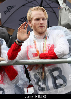 La société britannique Jonnie Peacock lors des Jeux olympiques et paralympiques à Manchester. défilé de célébration ASSOCIATION DE PRESSE Photo. Photo date : lundi 17 octobre, 2016. Voir l'histoire des Jeux Olympiques SPORT PA. Crédit photo doit se lire : Martin Rickett/PA Wire Banque D'Images