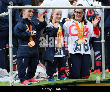 La Grande-Bretagne (gauche-droite) Ellie Simmonds, Ellie Robinson et Alice Tai lors des Jeux olympiques et paralympiques à Manchester. défilé de célébration ASSOCIATION DE PRESSE Photo. Photo date : lundi 17 octobre, 2016. Voir l'histoire des Jeux Olympiques SPORT PA. Crédit photo doit se lire : Martin Rickett/PA Wire Banque D'Images