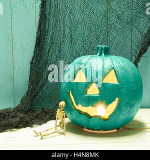 Teal pumpkin Jack O' Lantern indique que ce lieu offre gratuitement l'allergie alimentaire non traite pour l'Halloween Le tour ou les treaters Banque D'Images