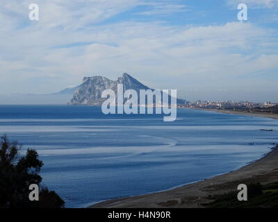 Gibraltar vue à travers la mer du sud de l'Espagne avec l'Afrique dans la distance Banque D'Images