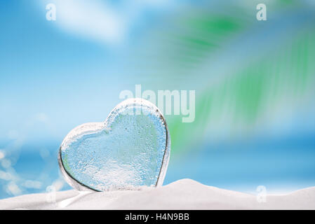 Coeur de verre clair sur une plage de sable blanc, océan, ciel et seascape Banque D'Images