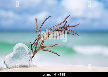 Coeur de verre clair sur une plage de sable blanc, océan, ciel et seascape Banque D'Images