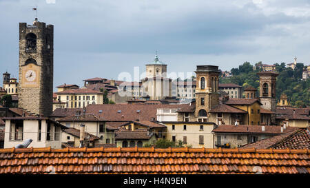 Panorama de l'antique Bergame avec les toits rouges, les tours de ville haute, Città Alta , Bergamo, Italy, Europe Banque D'Images