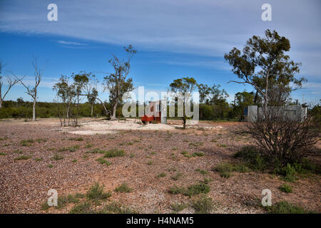 Toilettes dans la brousse de l'outback en Australie dans les domaines de l'opale lightning ridge mullock, entouré par des tas de butin Banque D'Images