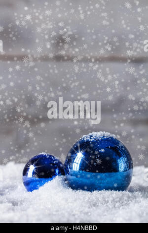 Beau bleu des boules de Noël sur la neige Banque D'Images