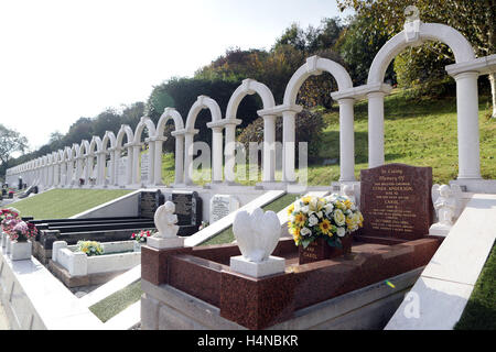 Les tombes des victimes de la catastrophe dans l'Aberfan cimetière du village au Pays de Galles, comme le 50e anniversaire de la tragédie survenue le vendredi 21 approches d'octobre. Banque D'Images