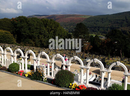 Les tombes des victimes de la catastrophe dans l'Aberfan cimetière du village au Pays de Galles, comme le 50e anniversaire de la tragédie survenue le vendredi 21 approches d'octobre. Banque D'Images