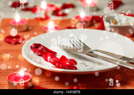 Set table romantique aux chandelles Banque D'Images