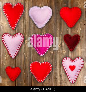 L'impression coeurs rouges sur fond de bois vintage Banque D'Images