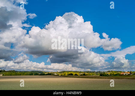 Ciel d'été avec Cumulus et Cumulonimbus Calvus de nuages de pluie - France. Banque D'Images