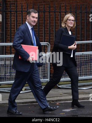 Secrétaire en chef au Trésor David Gauke et ministre de l'intérieur Orange Rudd arrivant à Downing Street, à Londres, pour une réunion du Cabinet. Banque D'Images