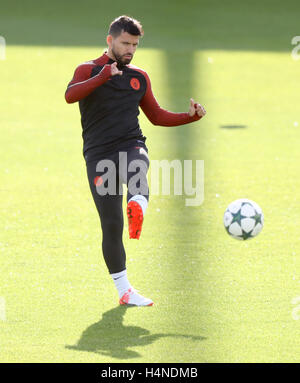 Manchester City's Sergio Aguero pendant une session de formation à l'Académie de football de la ville, Manchester. Banque D'Images