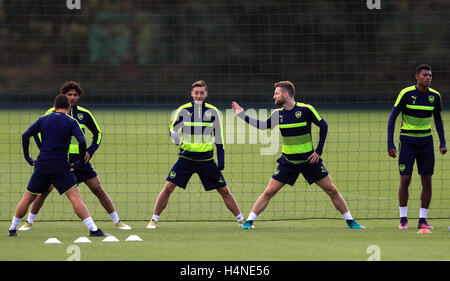 Mesut Ozil d'Arsenal (deuxième à gauche) avec Shkodran Mustafi pendant une session de formation à la London Colney, St Albans. Banque D'Images