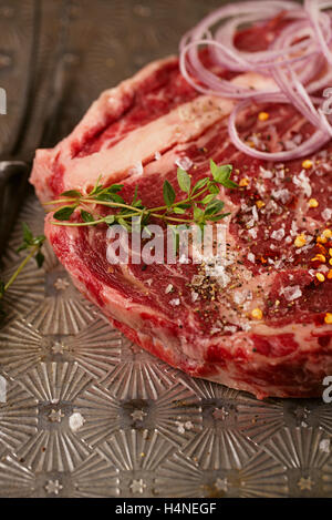 T-bone steak de boeuf avec fourchette à viande vintage metal sur toile Banque D'Images