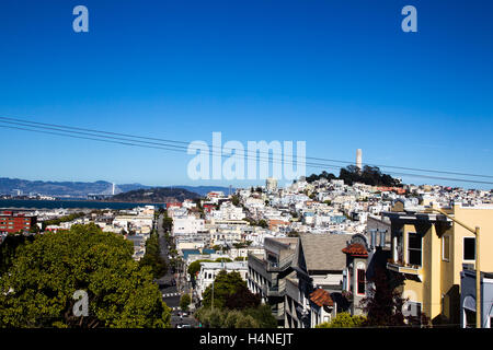 Vue sur la Coit Tower et Telegraph Hill dans le centre-ville de San Francisco, Californie, USA. Banque D'Images