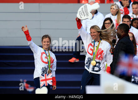 La société britannique Hannah Mills (à gauche) et Saskia Clark (à droite) lors des Jeux Olympiques et Paralympiques à Londres retour des héros. Banque D'Images