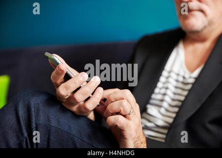 Close up of a man en utilisant son téléphone mobile. Banque D'Images