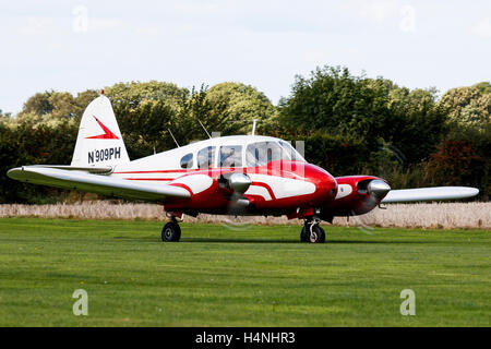 Piper PA-23-160 Apache N909PH d'entreprendre le décollage exécuté à Breighton Airfield Banque D'Images