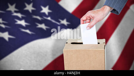 Image composite de close-up of businesswoman putting bulletin de vote fort Banque D'Images