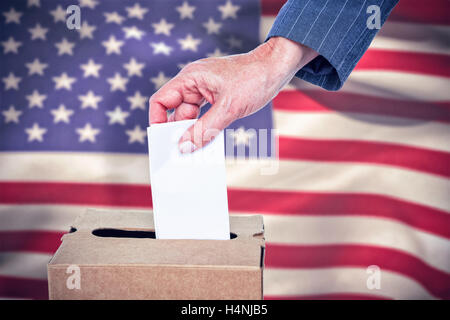 Image composite de close-up of businesswoman putting bulletin de vote fort Banque D'Images