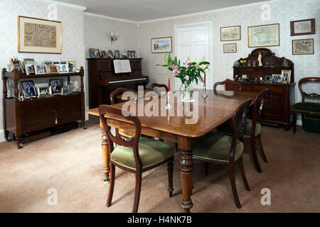 Une salle à manger meublée de façon traditionnelle Banque D'Images