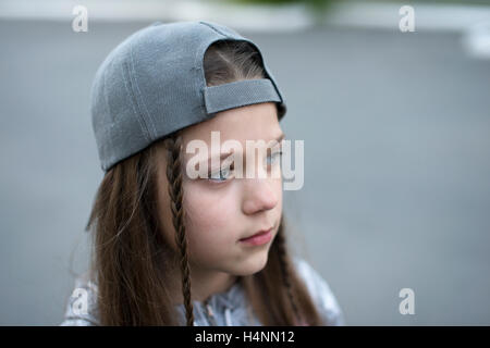 Girl portrait urbain a atteint un sommet à capuchon gris songeur dans Banque D'Images