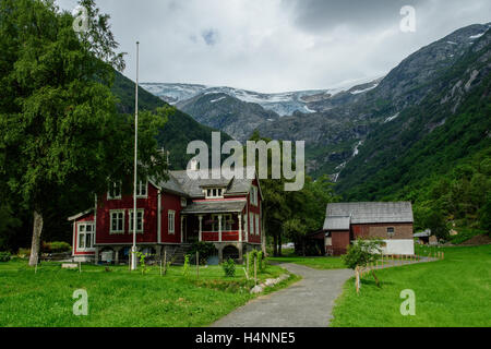 Vieille maison sur le chemin du glacier Buerbreen dans le Parc National de Folgefonna, Norvège Banque D'Images