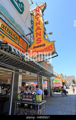 Nathan's Original célèbre restaurant Coney Island Brooklyn New York City Banque D'Images