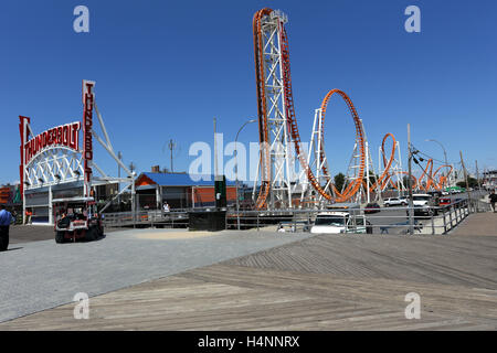 Le roller coaster Thunderbolt Coney Island Amusement Park Brooklyn New York City Banque D'Images