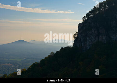 Grand pilote Pinnacle Mountain State Park. La Caroline du Nord. Sauratown et montagne Hanging Rock State Park dans l'arrière-plan Banque D'Images