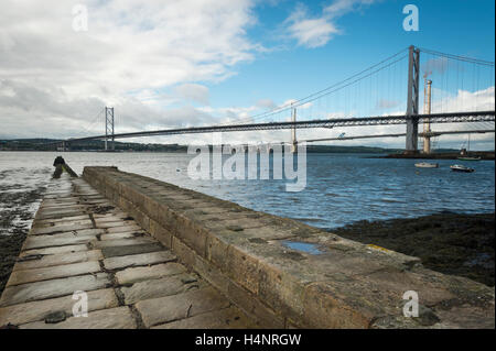 Jetée de la ville, pont de Forth Road et Queensferry Crossing durant la construction, North Queensferry, Fife, en Écosse. Banque D'Images