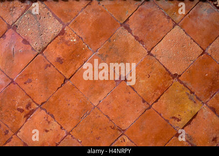 Vieux plancher de carreaux en céramique rouge Banque D'Images